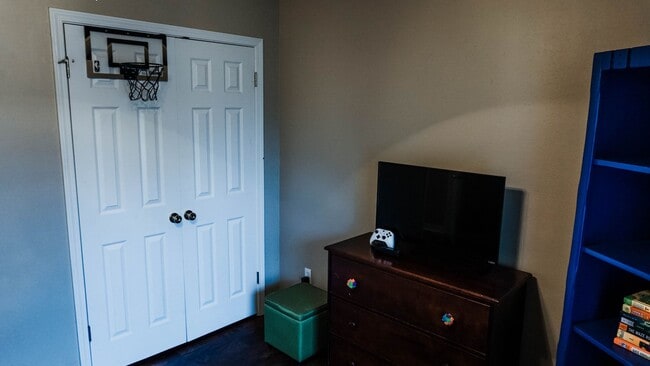 Building Photo - 3 Bedroom 2 Baths 2000 sq/ft in Stockwell