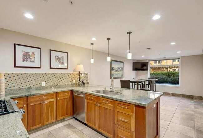 Building Photo - 2Bd/1.75Ba Kirkland Condo