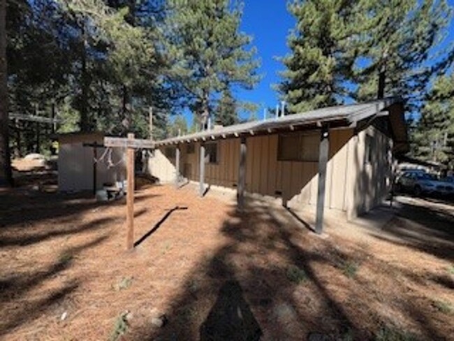 Building Photo - One level cabin in a quiet neighborhood