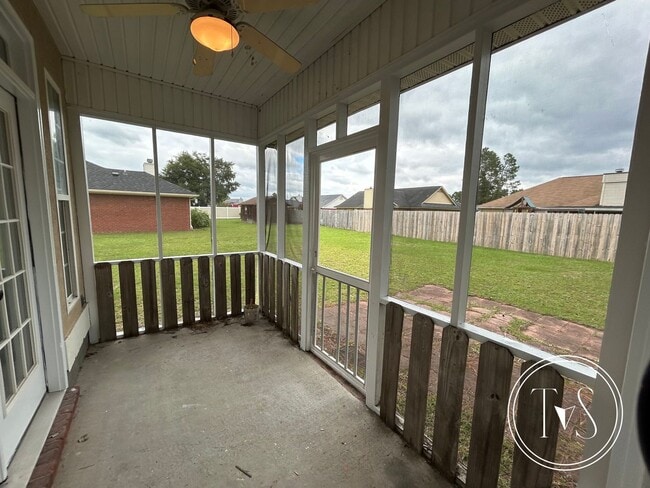 Building Photo - 1825 Lawnwood Dr