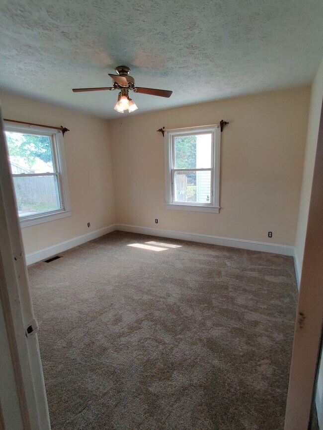Building Photo - 2 bedroom home with a garage