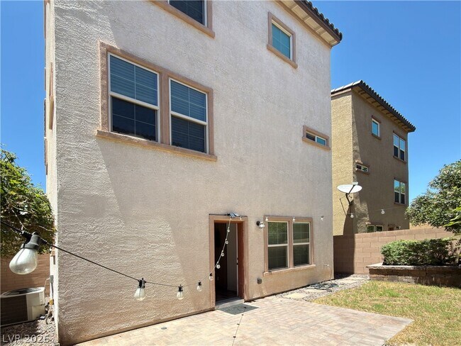 Building Photo - 372 Ambitious St
