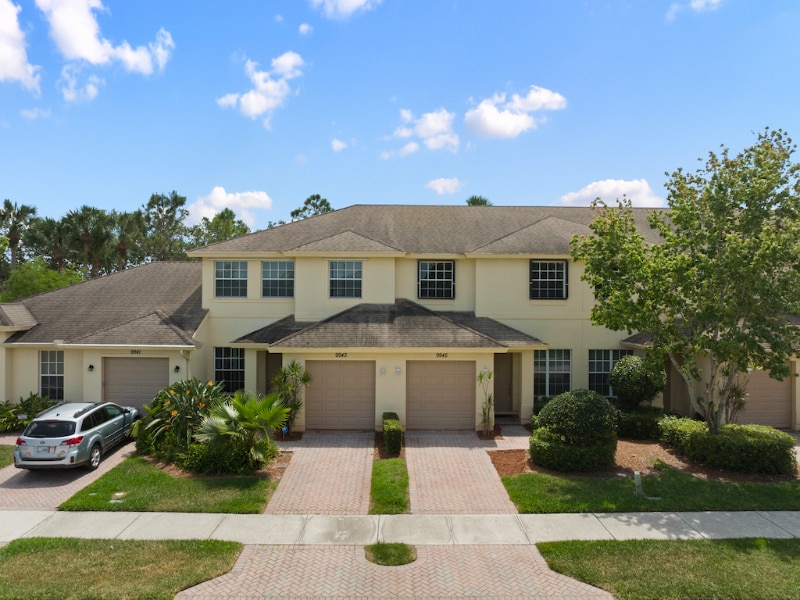 Building Photo - 9945 E Villa Cir