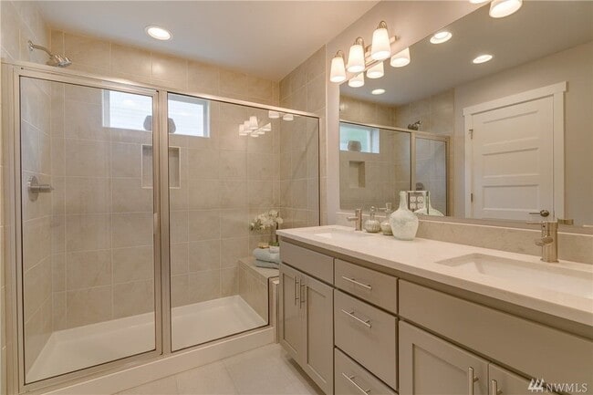 Building Photo - LIKE NEW RENTAL ~ The Forest on Filbert!