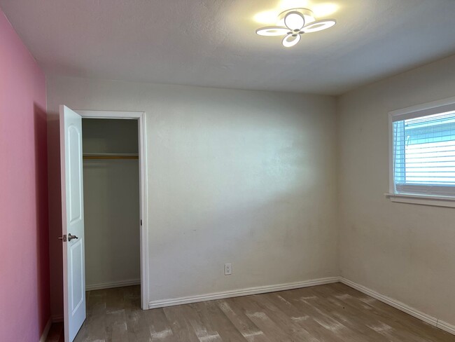 Building Photo - Charming 3 bedroom & 2 bath For Rent!