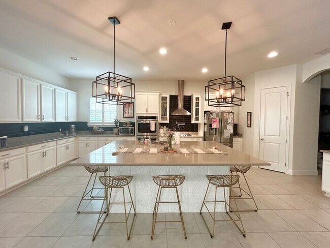 Building Photo - Elegant 5-Bedroom Pool Home for Rent in Sa...