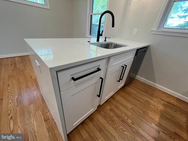 Building Photo - 327 Whittier St NW