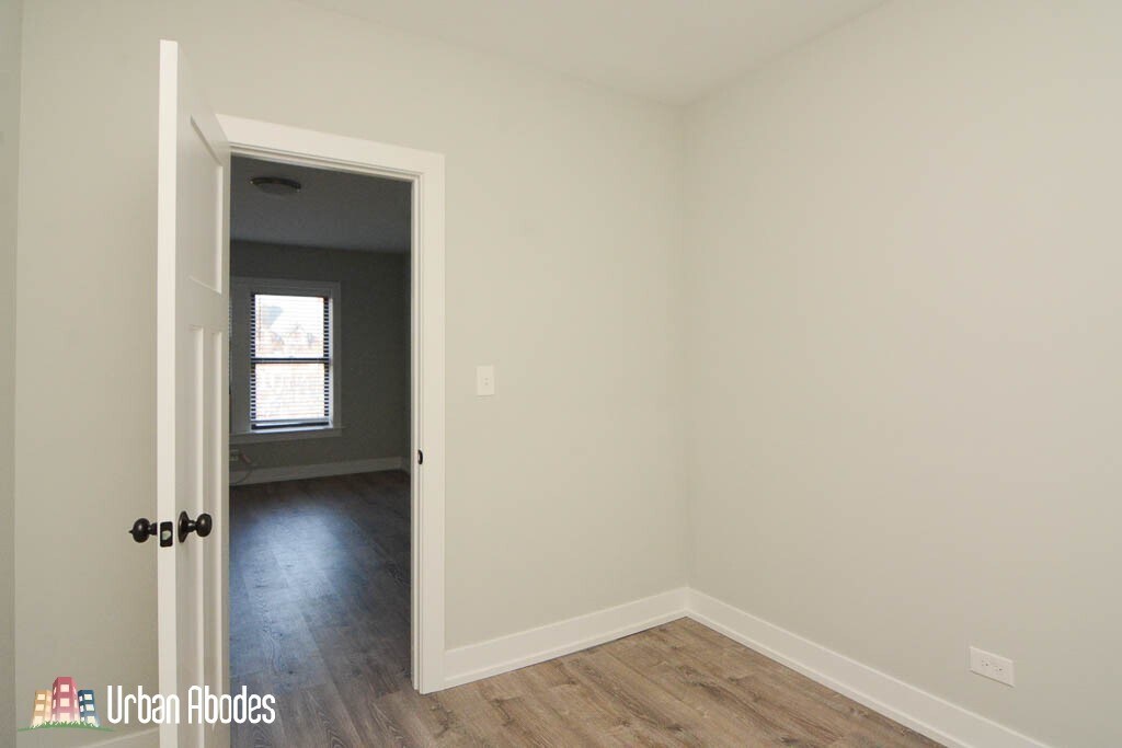 Building Photo - 709 W Brompton Ave