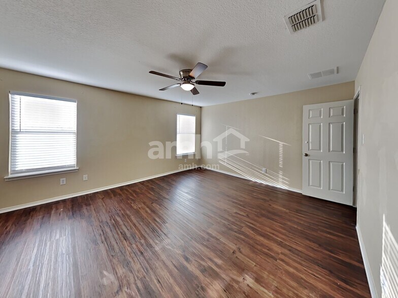 Building Photo - 523 Cormorant