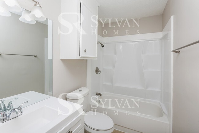 Building Photo - Enjoy one-level living in this 3 bedroom, 2 bathroom ranch-style home