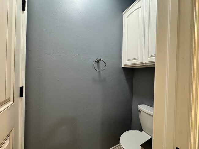 Building Photo - Spacious 3 Bedroom 2.5 Bath Home Near Okla...