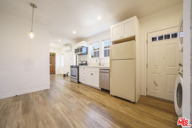 Building Photo - 5347 Fountain Ave