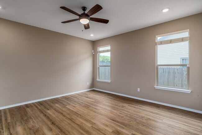 Building Photo - 120 Kat Garnet Dr