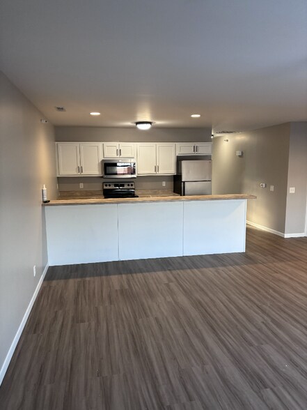 Building Photo - 609 1st Ave SW