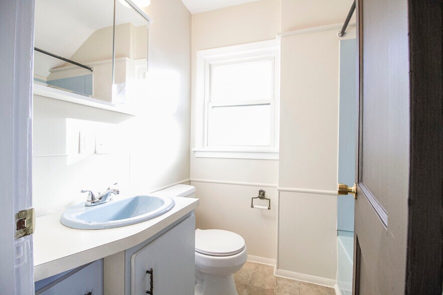 Building Photo - 4353 Lyman Ave