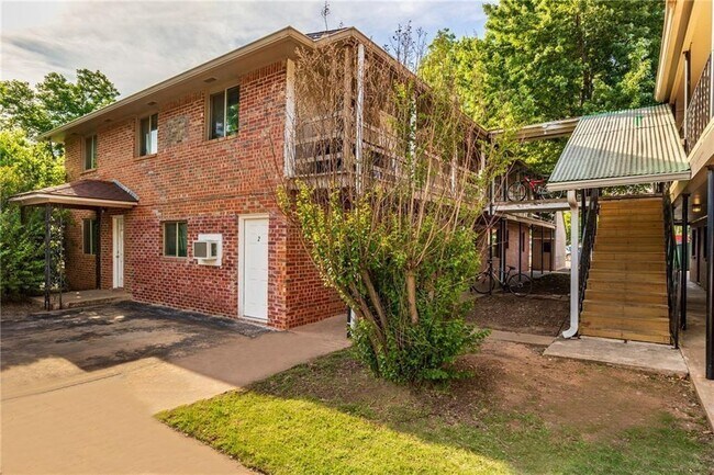 Primary Photo - 319 E Edwards St