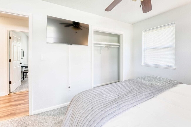 Building Photo - 1308 SE E St