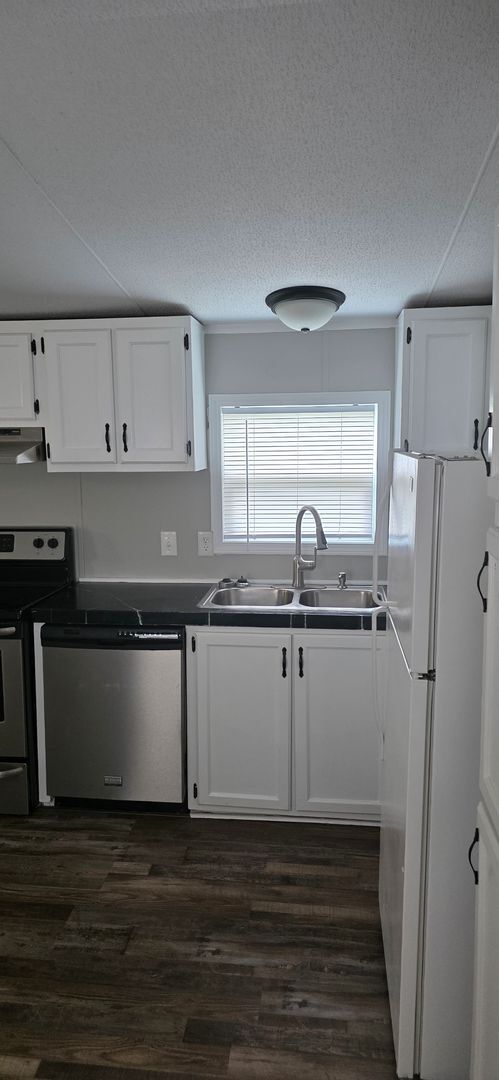Building Photo - 3 Bed, 2 Bath Single Family