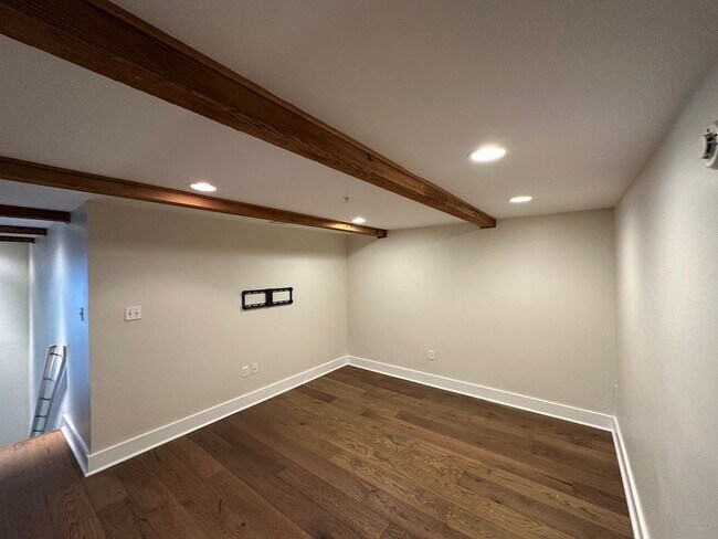 Building Photo - Desirable Nettleton rare vacancy massive  1Bd  2.5 bath with office/flex space , 2 parking space ...