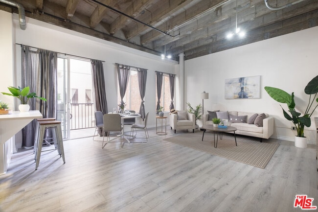 Primary Photo - 312 W 5th St