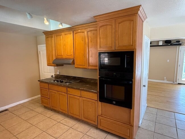 Building Photo - Spacious 3-bedroom home in Quiet El Sobran...