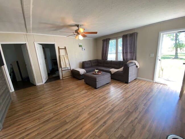 Building Photo - FOR RENT - Love the country?  Love to hunt?  If so, this one is for you!