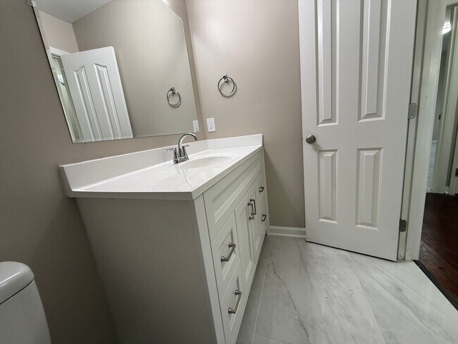 Building Photo - Beautifully Renovated Home in Trussville City Schools – Fireplace & 2-Car Garage