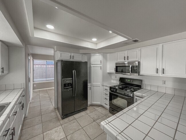 Building Photo - Spacious 4-Bedroom Home in Prime Green Val...