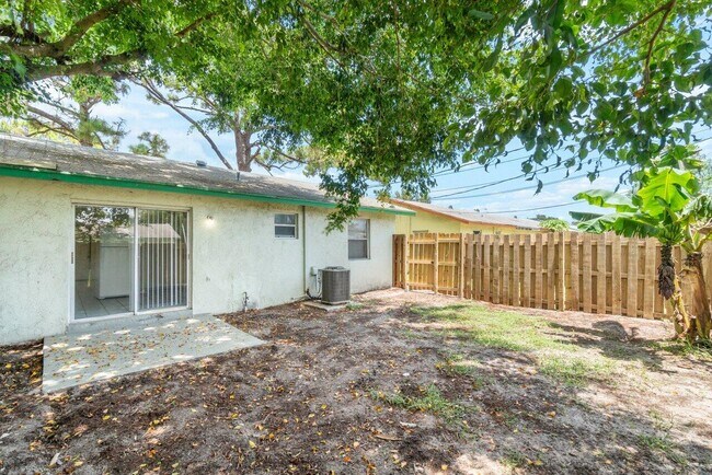 Building Photo - 4815 Gulfstream Rd