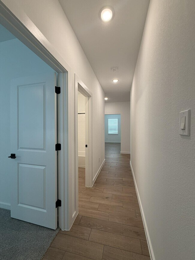 Building Photo - 4819 Legends Bay Dr