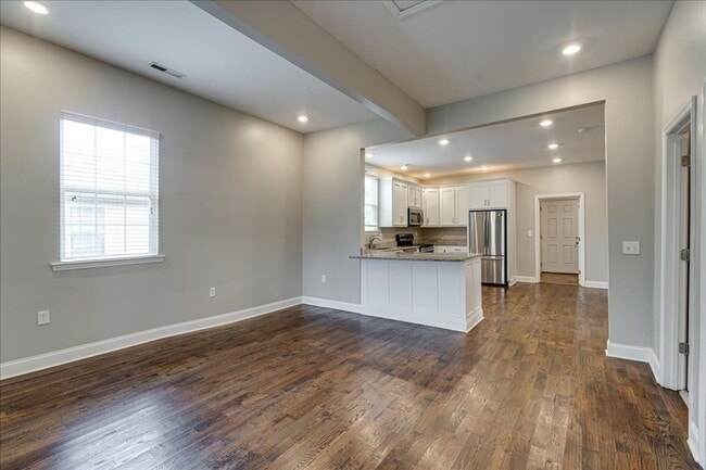 Building Photo - Charming 1920 renovated home!