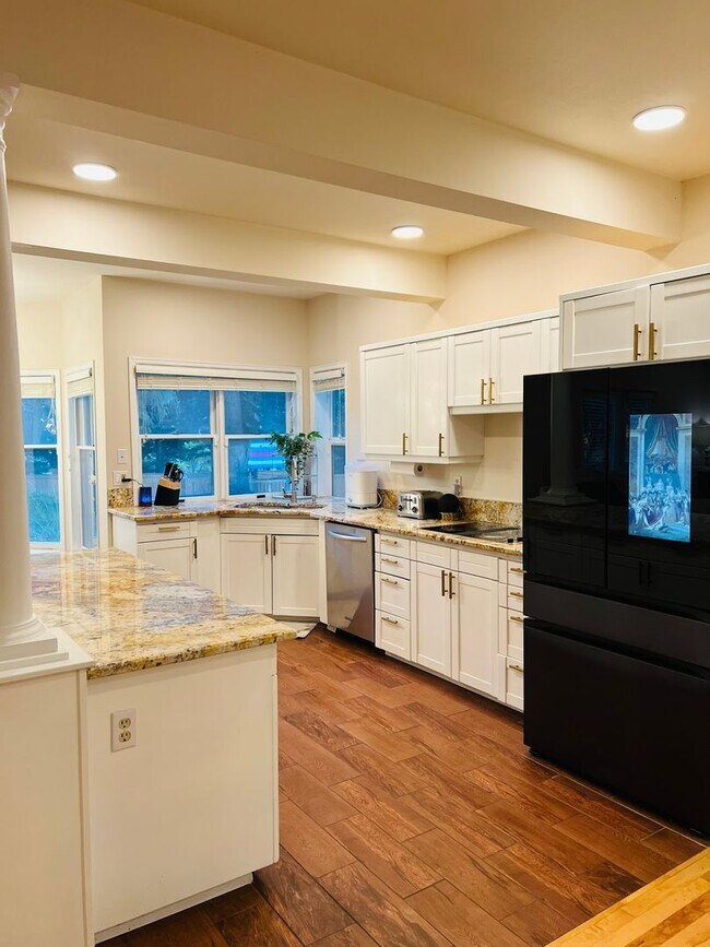 Building Photo - REDUCED RENT; Beautiful and Spacious 3BD +...