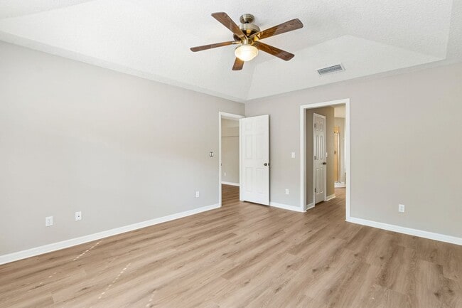 Building Photo - Central Island, 4 Bedroom + Office