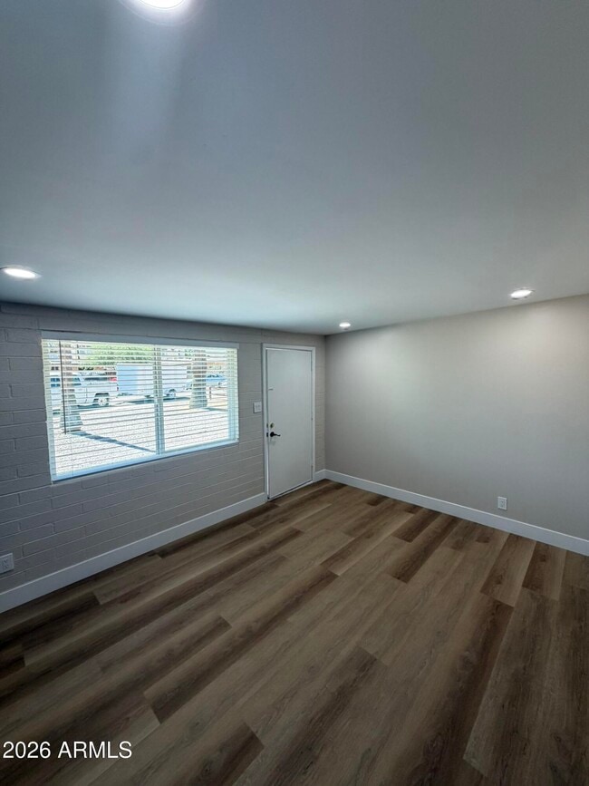 Building Photo - 909 S Kenwood Cir