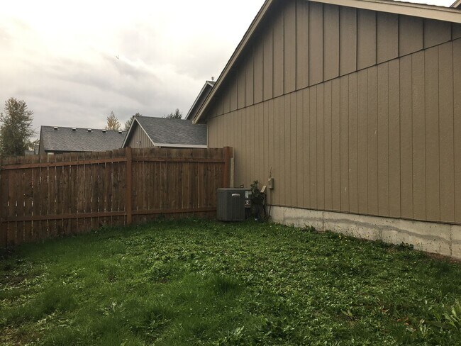 Building Photo - Spacious home in desirable neighborhood in Creswell, OR.