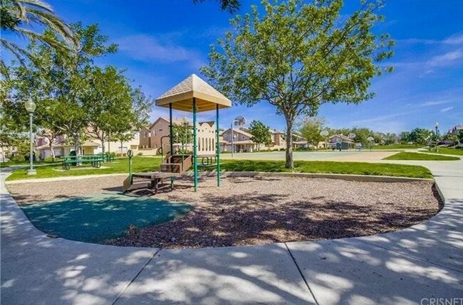 Building Photo - 3 bed, 2 1/2 bath home in desirable west Simi Valley gated community