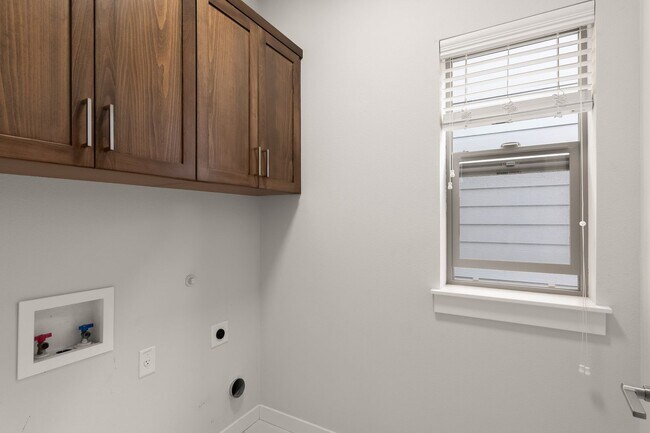 Building Photo - Beautiful 4 Bedroom, 2.5 Bath Home for Rent in Annand Heights, Tigard, OR