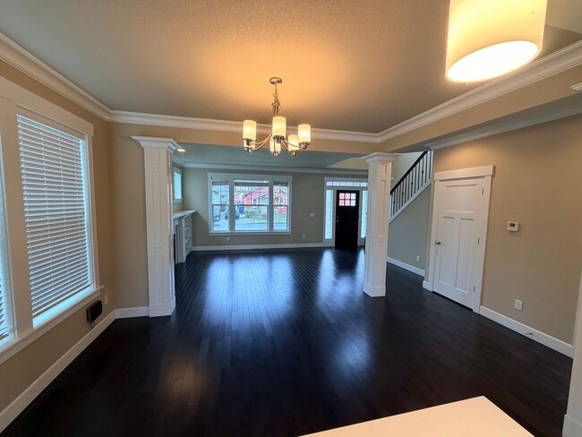 Building Photo - 4bed/2.5 Bath Craftsman in Kenton