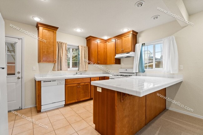 Building Photo - Darling 2 Bedroom North Tabor Home With Of...