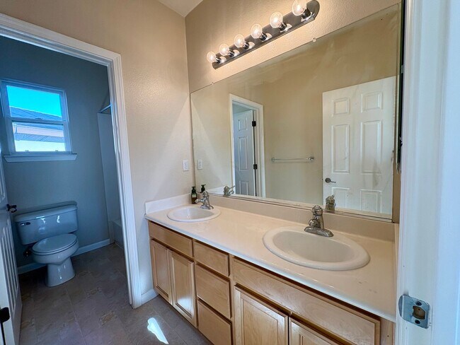 Building Photo - Beautiful 4 Bed 2.5 Bath Garin Ranch Home