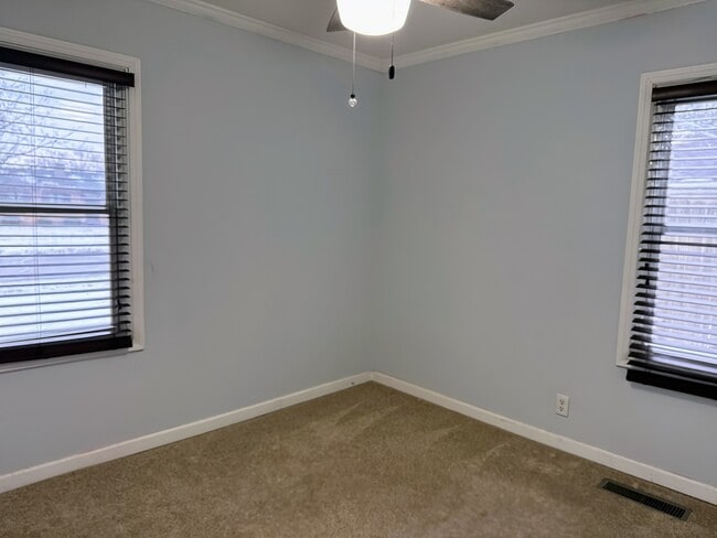 Building Photo - 905 Brentwood Dr