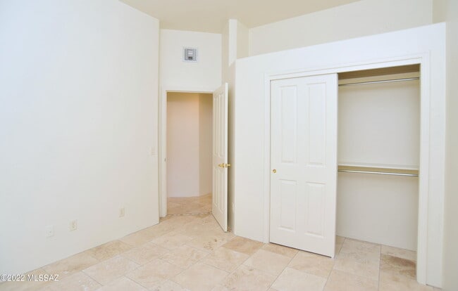 Building Photo - 12866 N High Hawk Dr