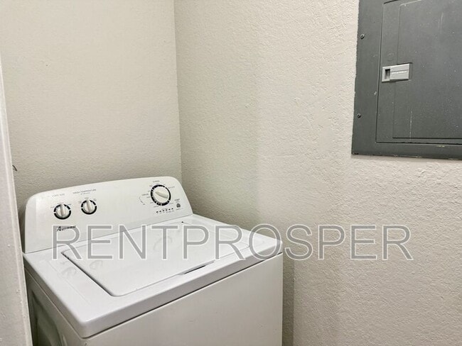 Building Photo - 4301 Lizshire Ln