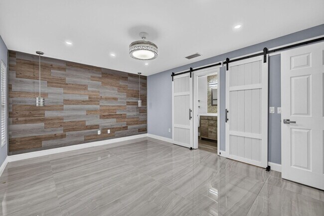Building Photo - 825 SE Starflower Ave