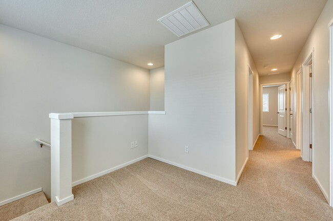 Building Photo - Beautiful Three Bedroom in Taverner Ridge!