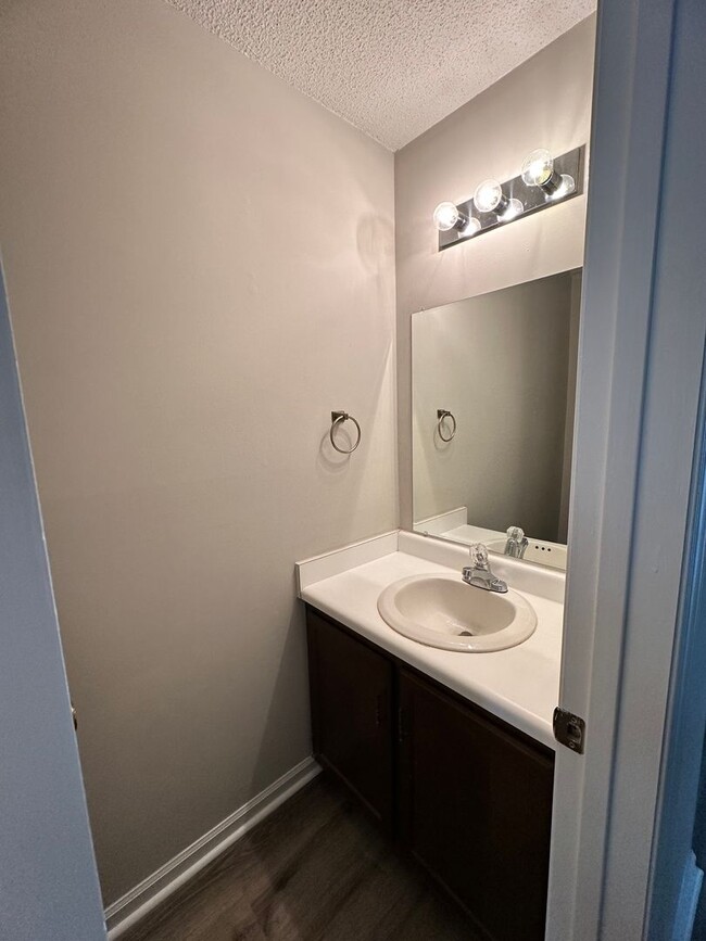 Building Photo - Freshly renovated 2BR 2.5BA Townhome