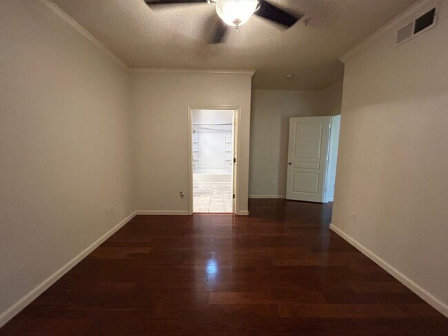 Building Photo - Nice condo located in Balboa Park. Water/Sewer/Garbage included