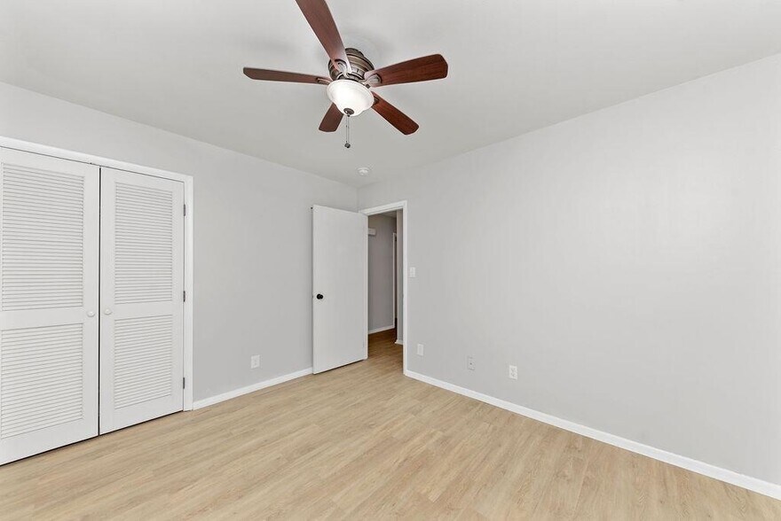 Solid surface flooring in all bedrooms - 11 Lawndale Ave
