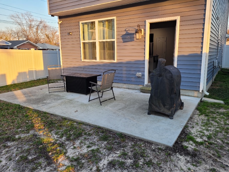 Building Photo - 327 Webster St