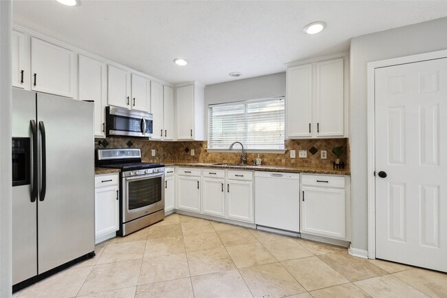 Building Photo - 10 Eastwood Pl